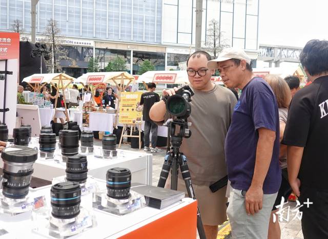 中山带来的智造产品吸引马来西亚市民关注。 南方+ 李姗恒 拍摄