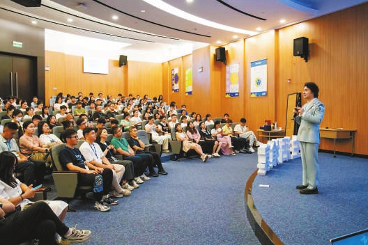 口技非遗传承人方浩然一边表演口技，一边给听众讲解口技的历史沿革。