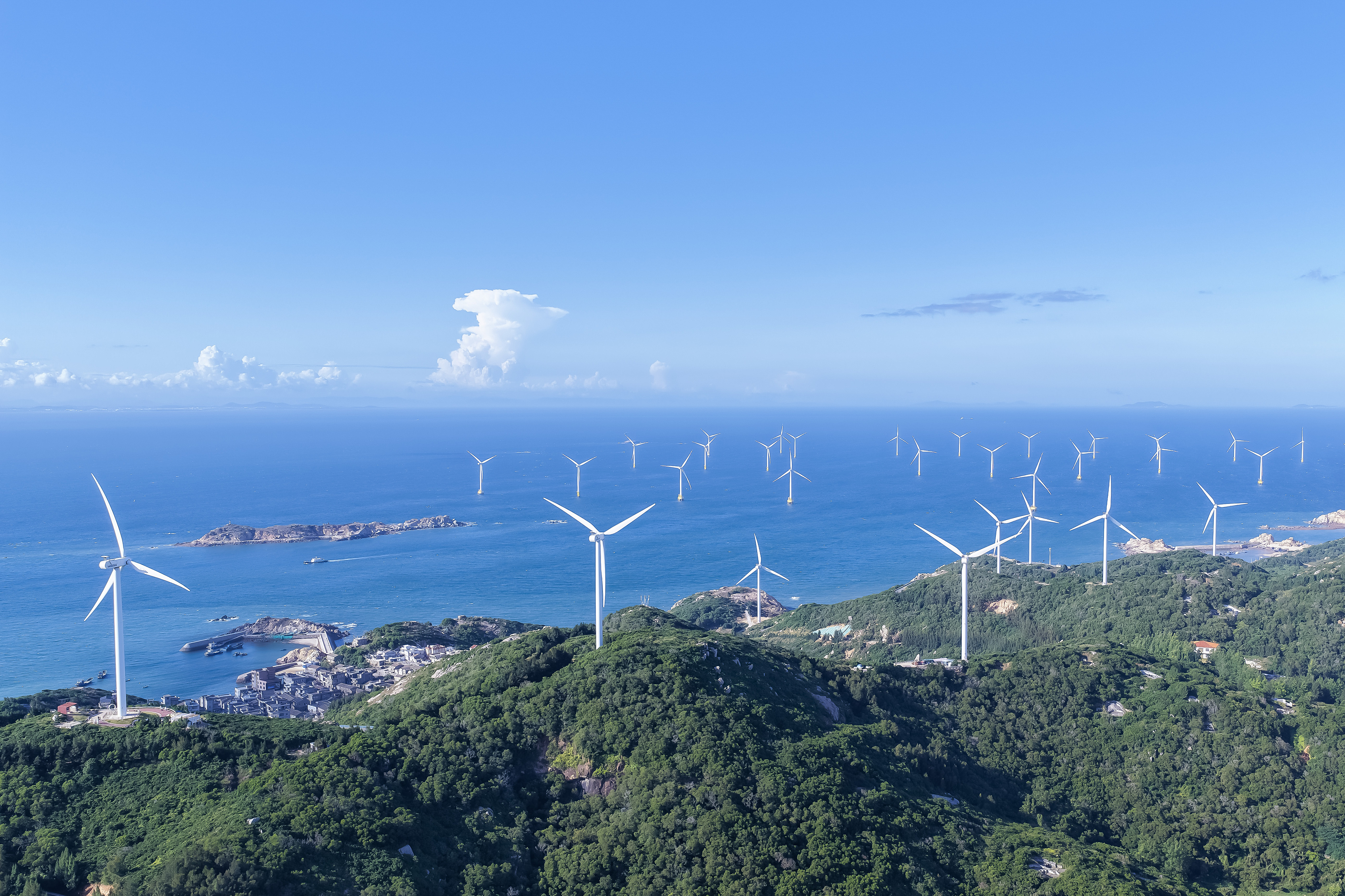 2025年9月17日，福建福州，平潭岛北部湾，岛上和海上的风力发电机迎风转动。