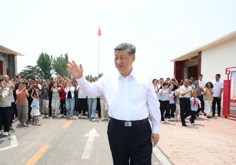 △2026年6月24日，习近平总书记在山东德州陵城区边临镇西于架村，同村民们亲切交流。