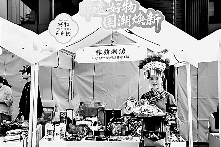 非遗工坊在非遗市集上销售刺绣产品。光明图片