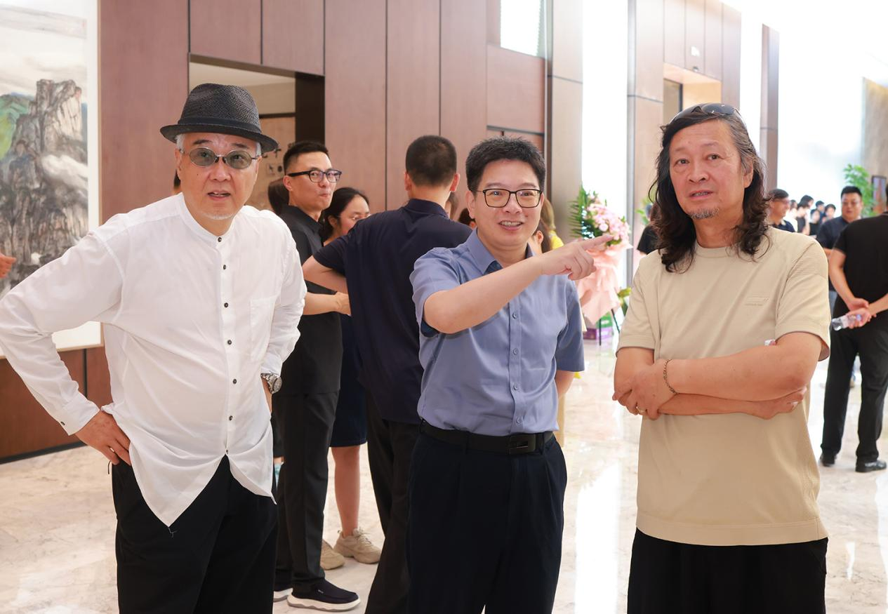 嘉宾参观展览