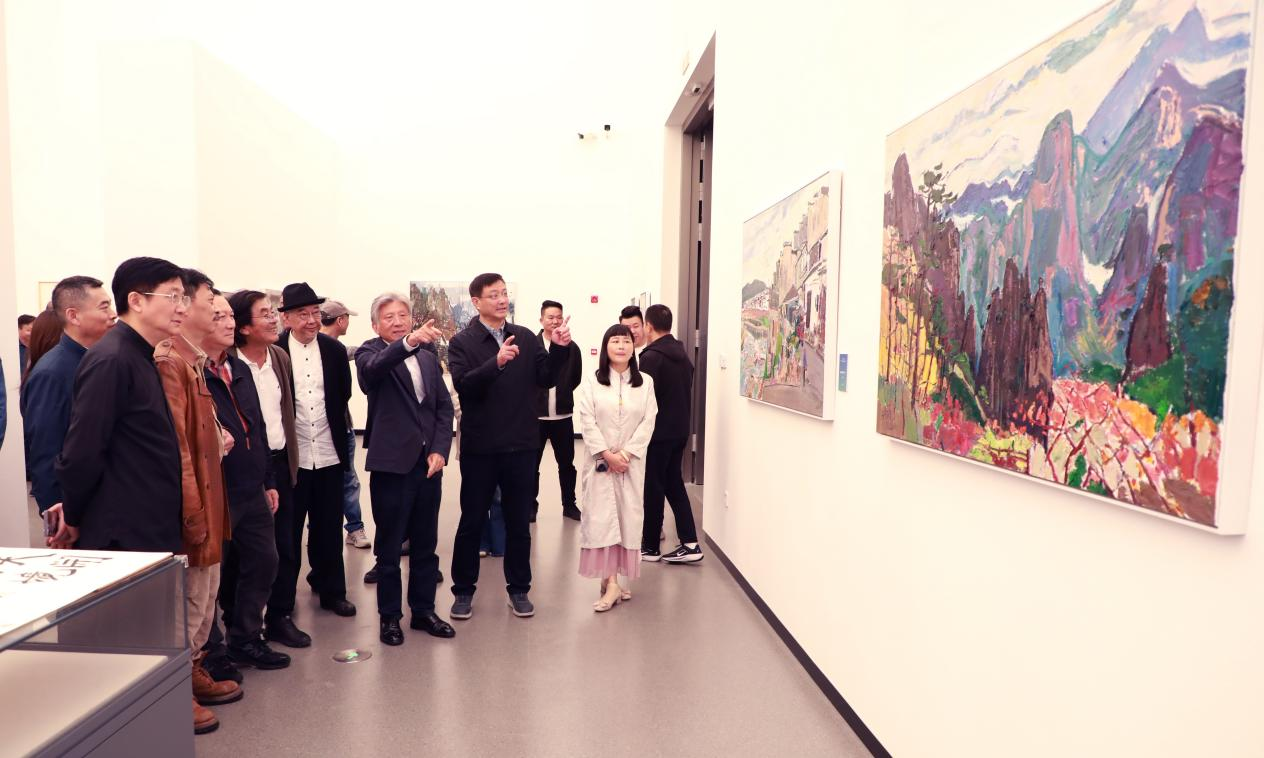 嘉宾参观展览