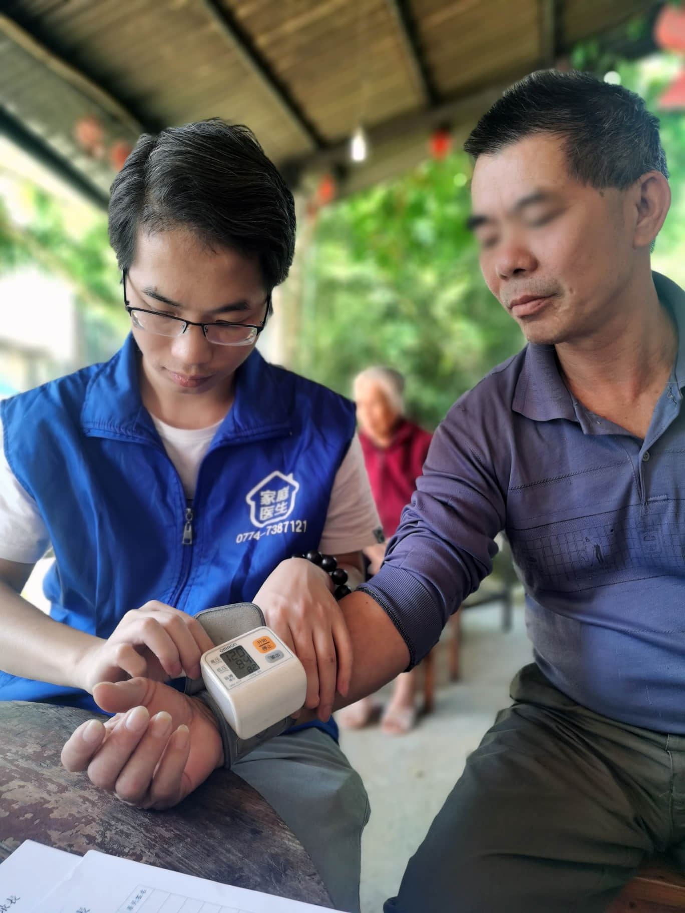 定向醫學生在廣西壯族自治區梧州市藤縣天平鎮塘衝村為建檔立卡戶進行健康體檢及健康指導。
