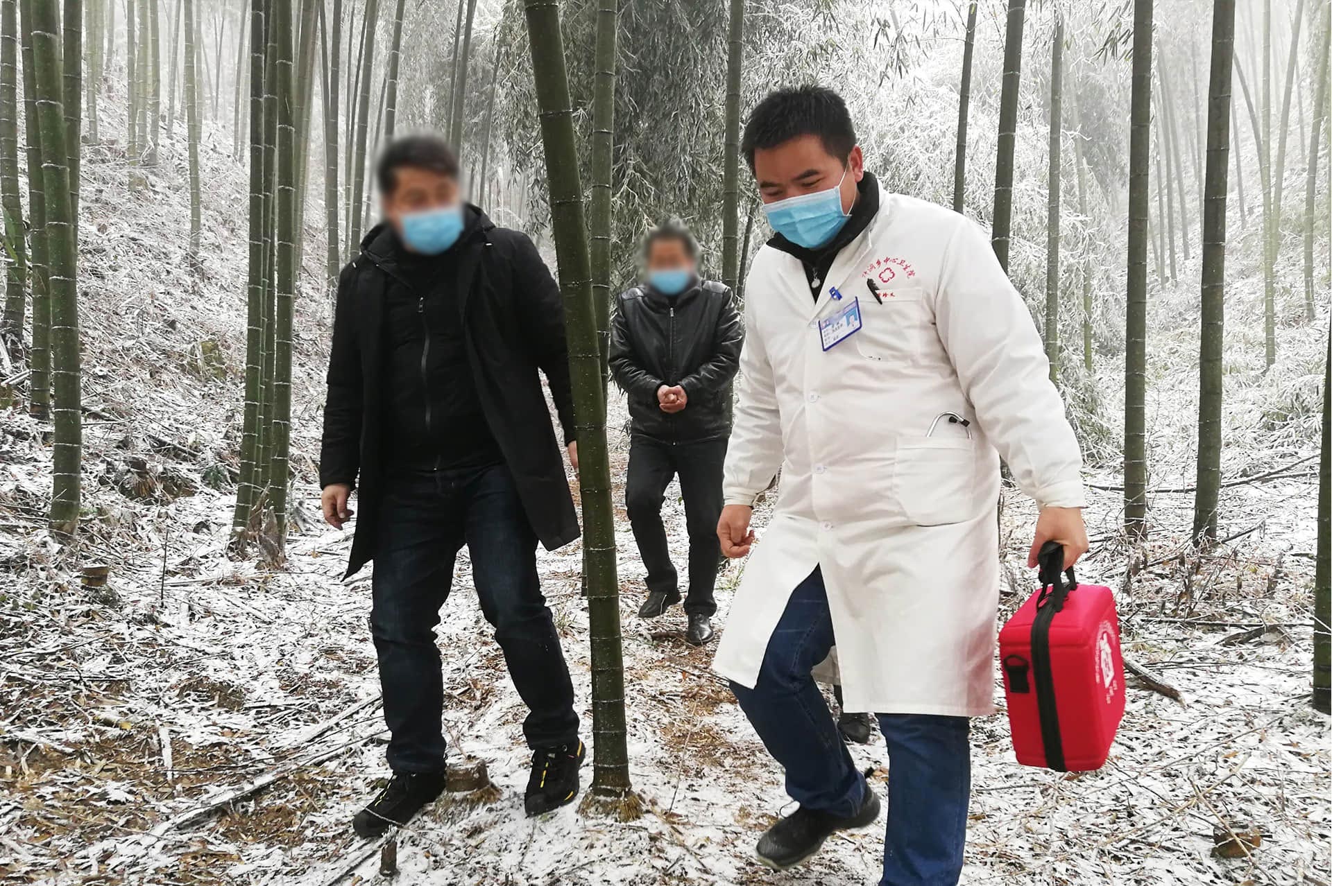 2015屆定向醫學生廣西壯族自治區柳州市融水苗族自治縣桿洞鄉中心衞生院副院長梁駒為村民提供衞生健康服務。